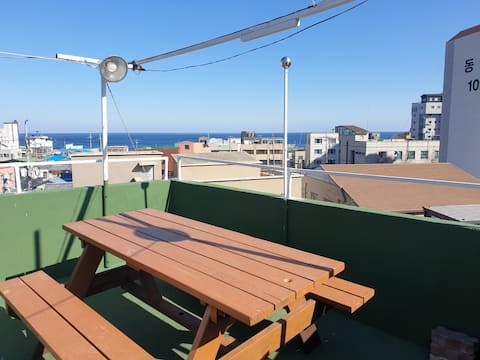 Cool, sea view, sea beach walk within 5 minutes on the rooftop of 3-story private house, parking available. Vacationable, Retro (Casa M)