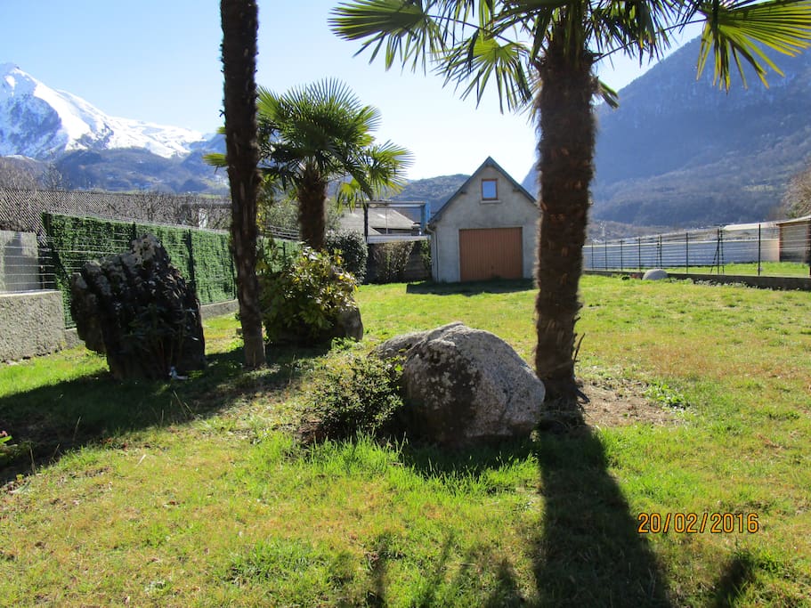 jardin garage vue montagne depuis la véranda