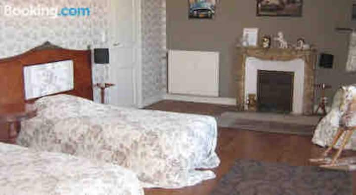 غرفة نوم للأطفال "أمسية ضوء القمر"، تتسع لثلاثة أشخاص، مع حمام داخلي وغرفة نوم للوالدين 