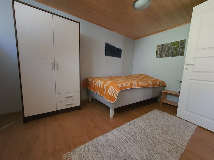 Kamers boven met een bed van 120 cm breed en bureau en kledingkast.  Inrichting met vogelthema aan de wanden. Boven 3e slaapkamer.