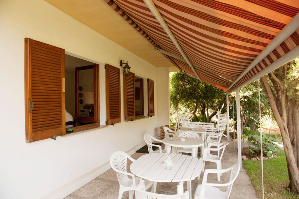 Ecco il nostro patio aperto sul parco, è qui che farai colazione o scambierai due chiacchiere.