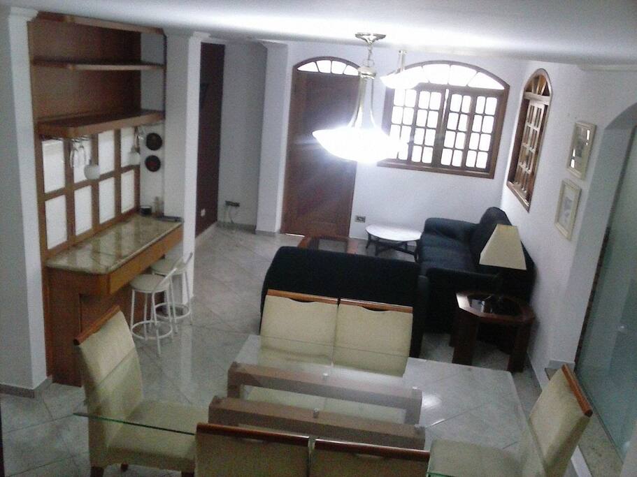 Sala de estar e de jantar com mesa para 6 lugares / Dining room with 6 places dining table