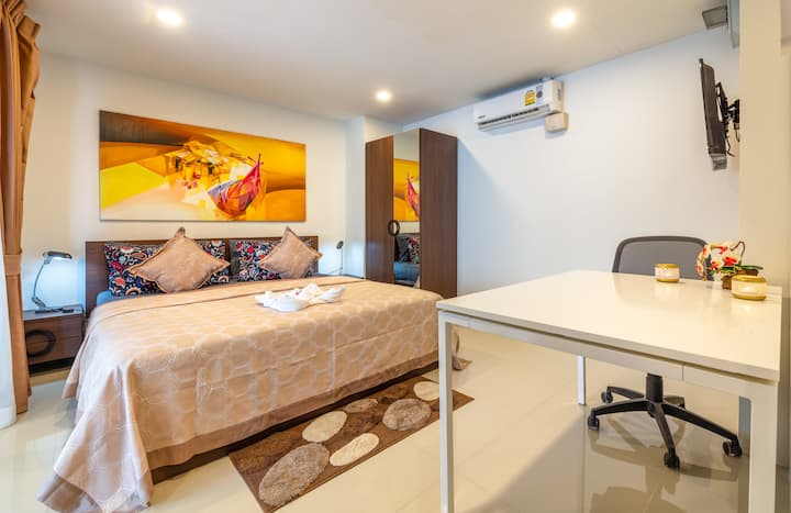 舒适的2米宽双人床， 2号卧室设有工作台