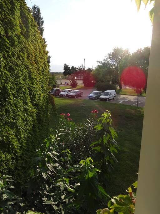 Grand parking a proximité mais toujours avec de la verdure autour