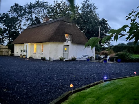 IrishThatched farm cottage. Private rural retreat