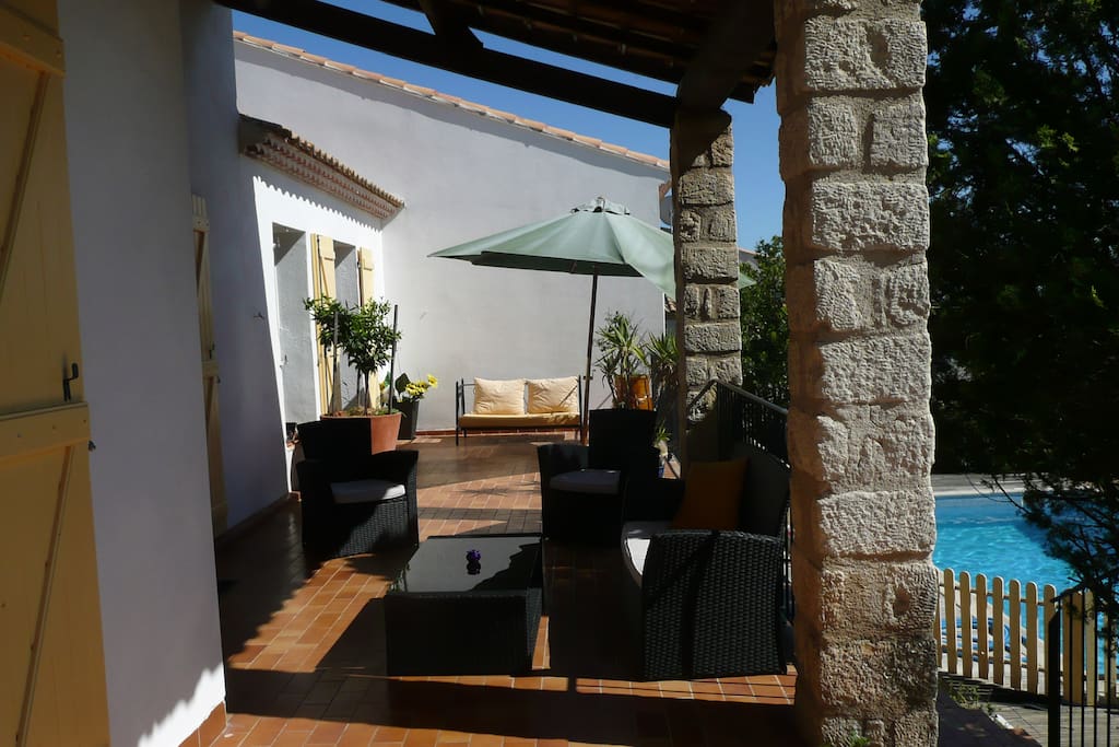 Terrasse (40m2) surplombant piscine
