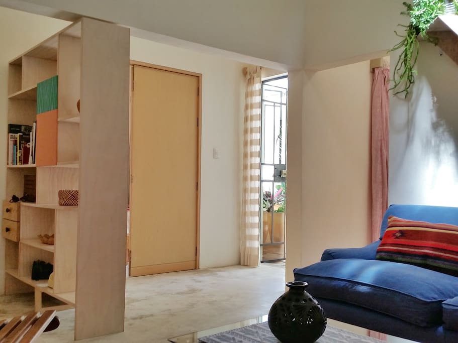 Vista del acceso principal y la sala desde la misma // A view from the back of the living room: the main access and it's sorroundings