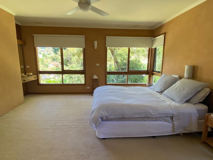 Obrovská hlavná spálňa s vlastnou kúpeľňou a vírivkou