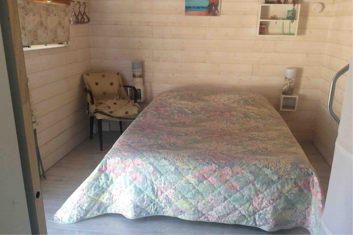 Dhomë gjumi 4
1 krevat 160x200 
Dush ,lavaman,tualet