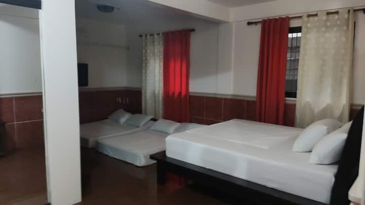 غرفة النوم الرئيسية

غرفة النوم الأولى غرفة النوم الرئيسية جيدة لغرفة 6 أشخاص ضخمة جدًا يمكننا توفير مرتبة إضافية لغرفة النوم هذه مقابل 8 أشخاص بإجمالي 8 أشخاص مع هواء