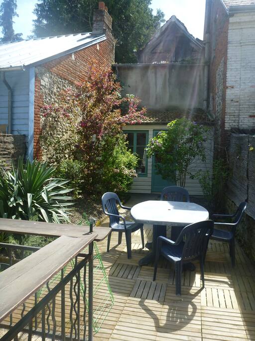 Table de jardin au soleil