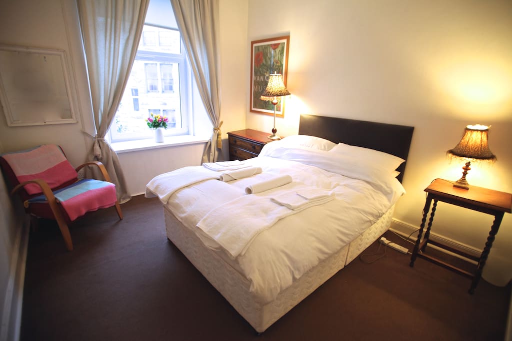 bedroom 1, king-sized bed...