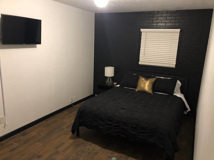 غرفة النوم 1. غرفة الطوب. أجهزة تلفزيون وأسرّة كبيرة في جميع الغرف الثلاث!!