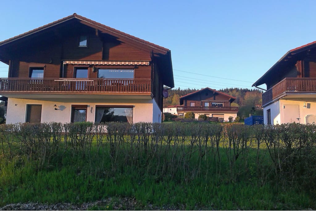 Wohnung von außen (Obergeschoss mit Balkon)