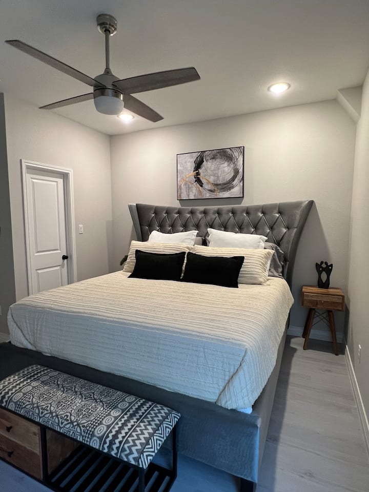 Dhomë gjumi kryesore në katin e sipërm Krevat dopio "Queen" 