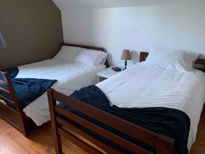 חדר שינה אחורי עם מיטות זוגיות ומיטות זוגיות 