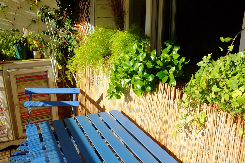 On peut manger sur le balcon quand le soleil est présent au printemps-été-automne