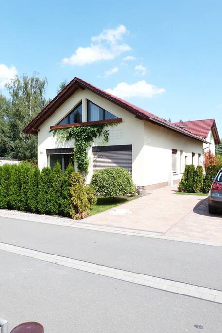 Außenansicht mit Parkplatz