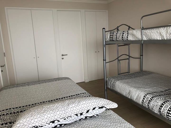 חדר שינה 4 מיטות יחיד  