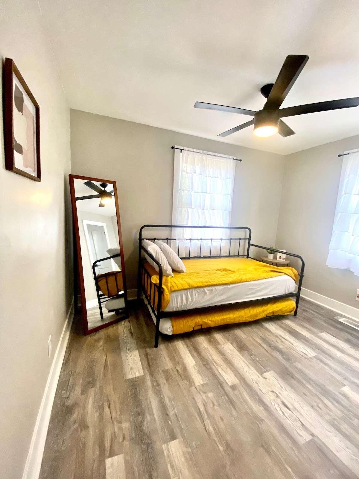 2 kreveta za jednu osobu s ručnikom na razvlačenje s stropnim ventilatorom. Spavaća soba br. 3.