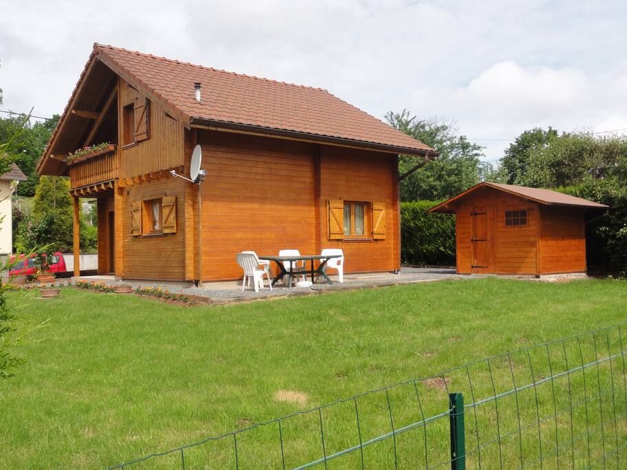 Dès le printemps, profitons de la terrasse. Le petit chalet annexe pour entreposer vélos et skis
