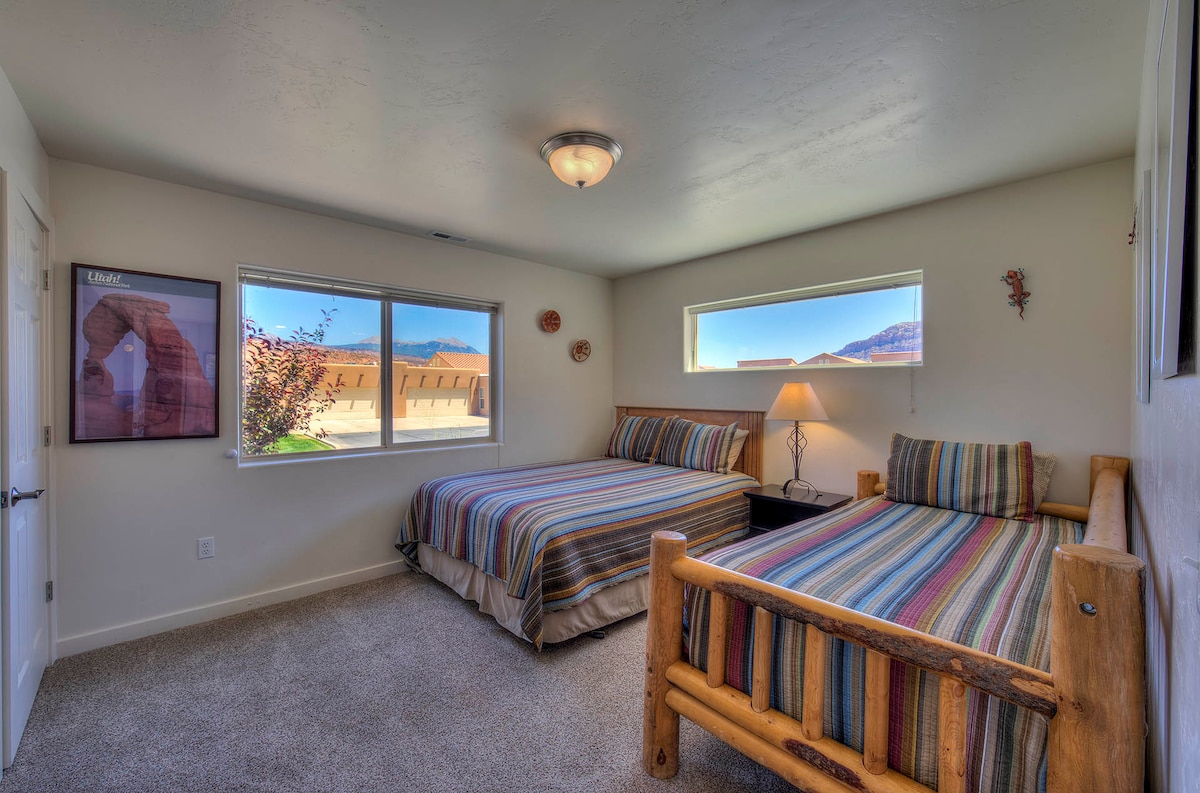 חדר שינה שני עם מיטת קווין סייז ומיטת טווין