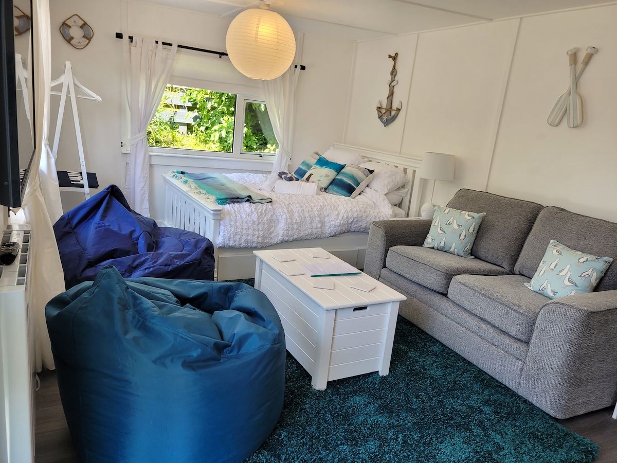 Дупли кревет во отворен салон, кауч и вреќи со грав, голем 43-инчен телевизор и wifi. 
Под фрижидер и фрижидер, чајник, чај и кафе, мијалник, микробранова печка, котлина со двојна котлина, тостер, прибор за јадење, прибор за јадење, фен за коса, заеднички wc, туш кабина и посебна спална соба со брачен кревет (широк 150-179 см)