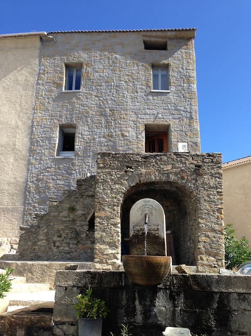 maison au pied de la fontaine