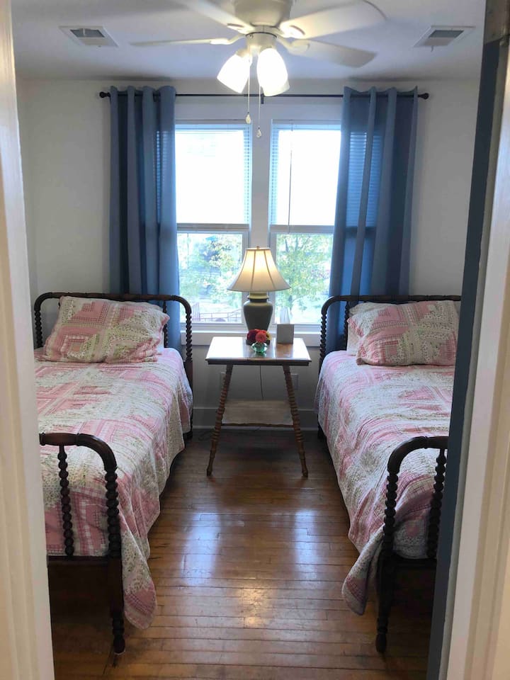 Nous appelons cette chambre de Cecil. Il y a 2 lits jumeaux et un petit placard dans cette pièce. La chambre de Cecil donne sur l'arrière de la maison et est située à l'étage. 