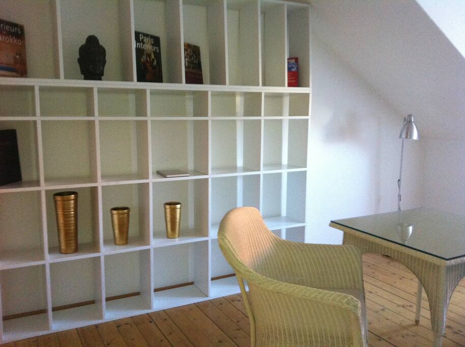 Weißes helles Wohnzimmer