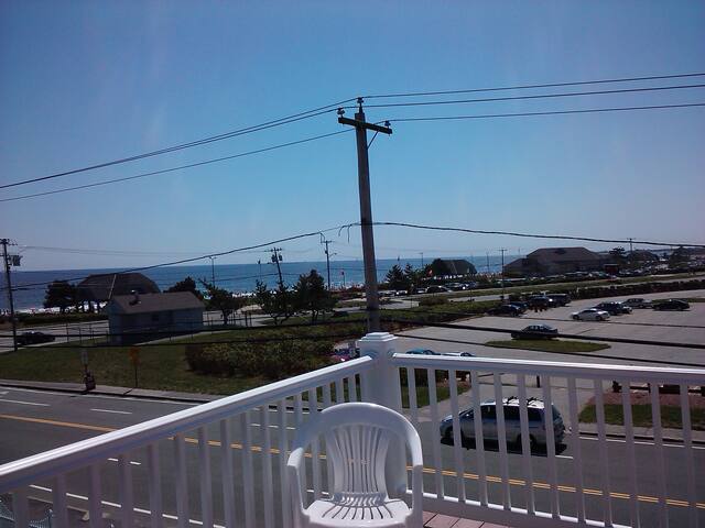 Across from Scarborough beach 8 bed gallery image 3