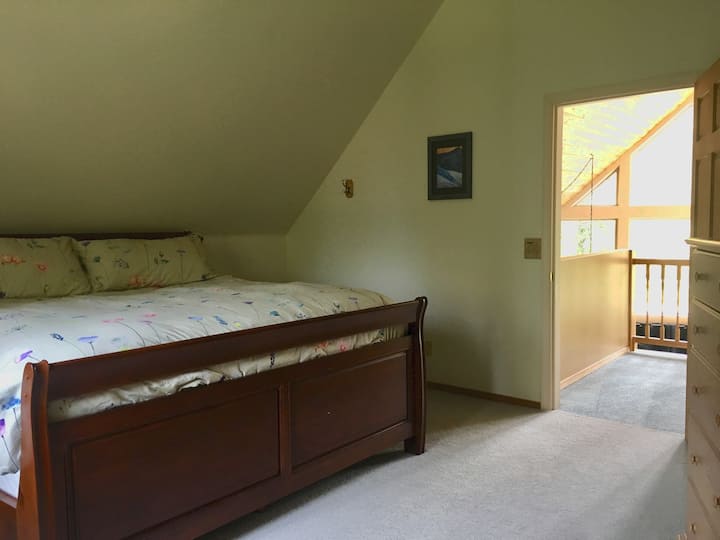 يوجد جناح رئيسي واسع مع سرير كينج ومكتب وخزانة ملابس وخزانة ملابس وحمام كامل وستائر تعتيم للغرفة في الطابق الثالث.