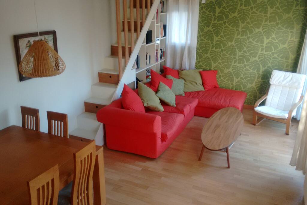 Stylish and relaxed duplex appartment with quiet garden. Less than 10 minutes walk from Paris metro.