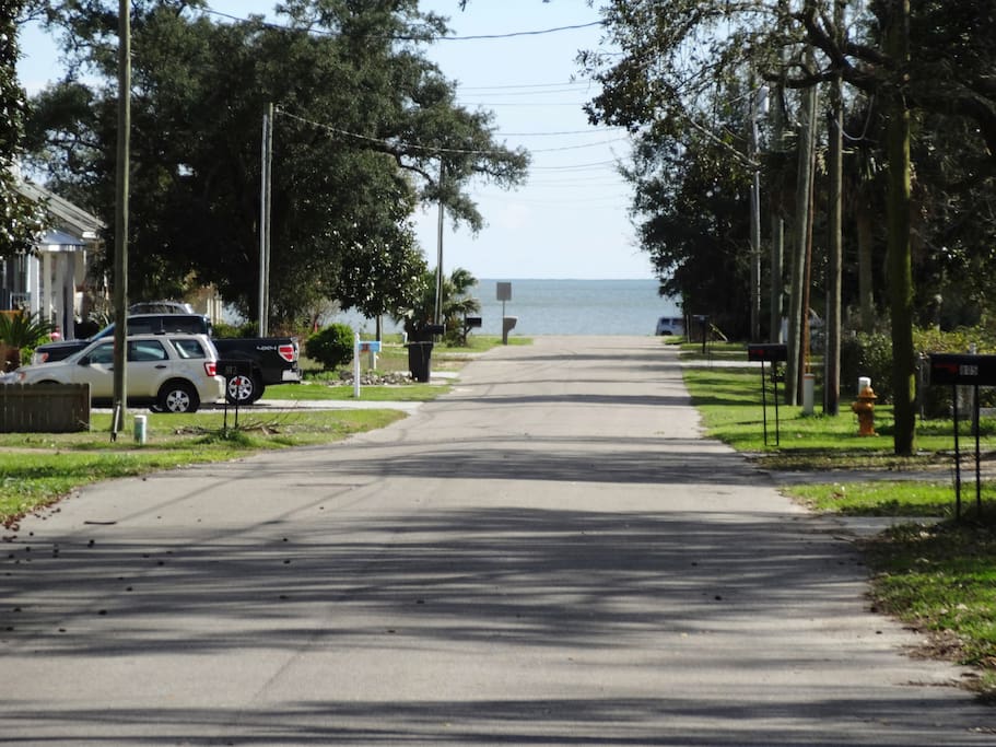 WALK TO THE BEACH IN 7 MIN AT SENIOR SPEED