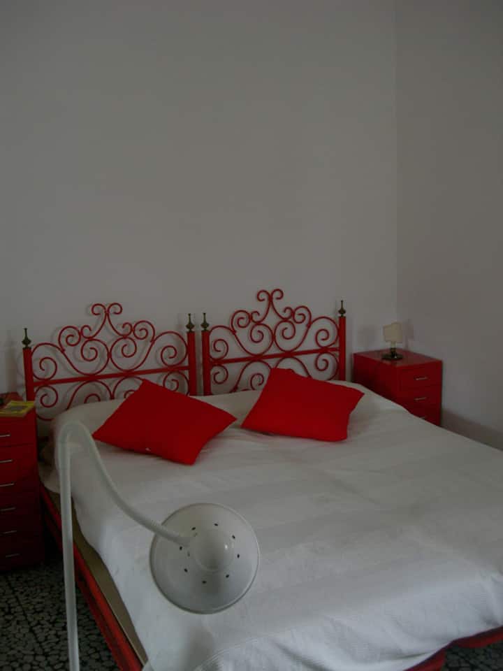 Dhomë gjumi e kuqe. Për 2 persona me sirtar dhe ventilator (dhe sigurisht ngrohëse për dimër) 