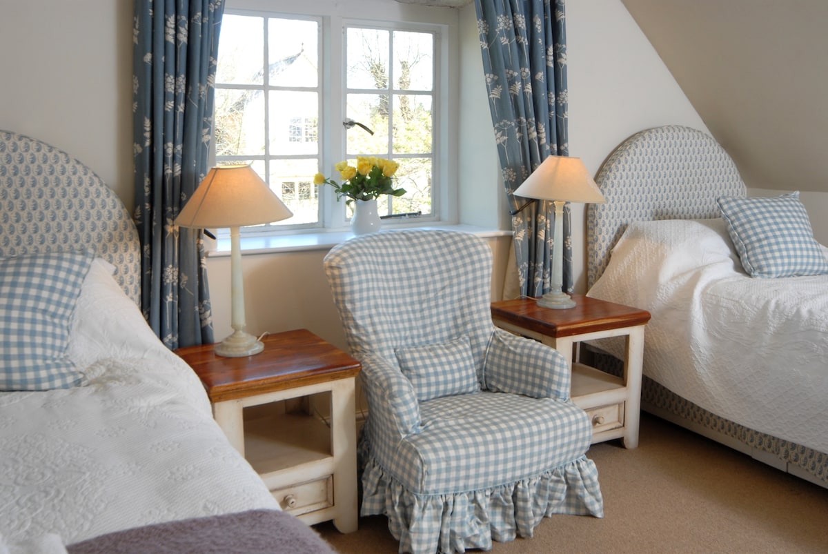 Twin bedroom in cottage
