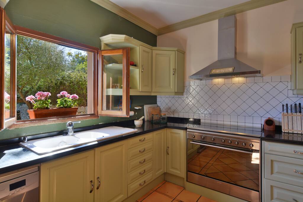 Country style kitchen with large gas smeg oven. fully stocked with appliances ie. Juicer.