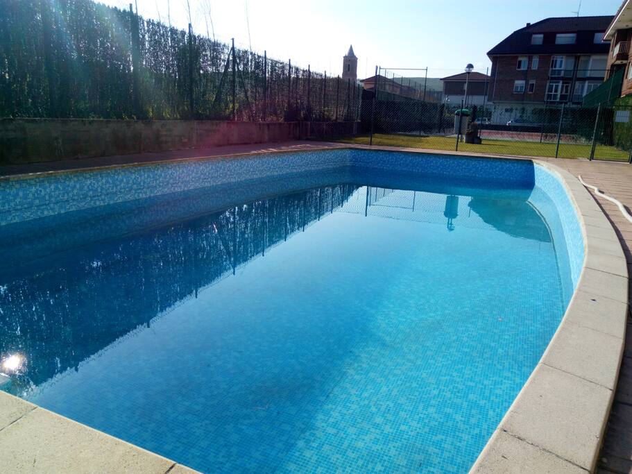 Piscina de la residencia abierta en verano