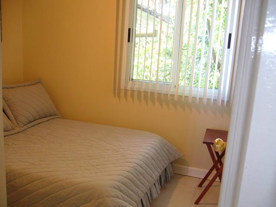 Cama de casal com bom colchão e vista para o verde. Ar condicionado