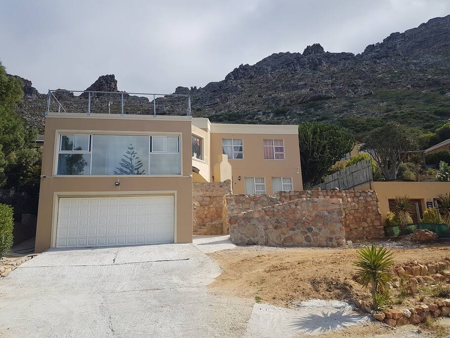 Main House with Flatlet above garage. Free Parking in front for guests