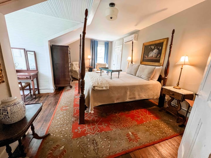 Private Room at Lakewood with Queen Bed Houses for Rent in Livingston, Alabama, United States