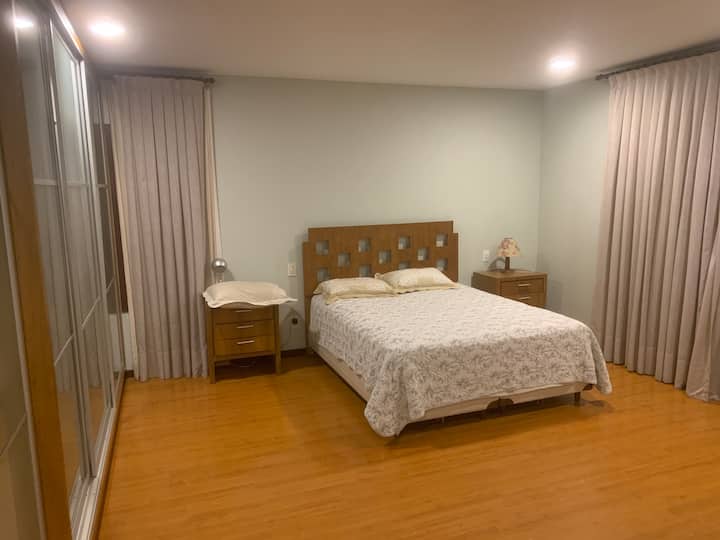 Lit et placards spacieux - Suite parentale