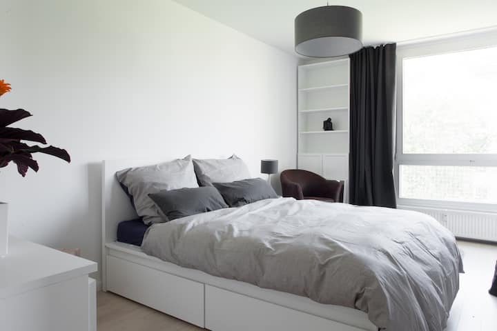 SCHLAFZIMMER卧室（可使用阳台，最好的测试床垫）