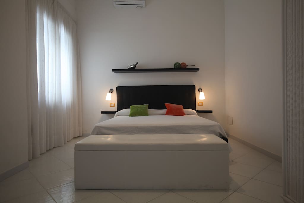 La camera con letto matrimoniale