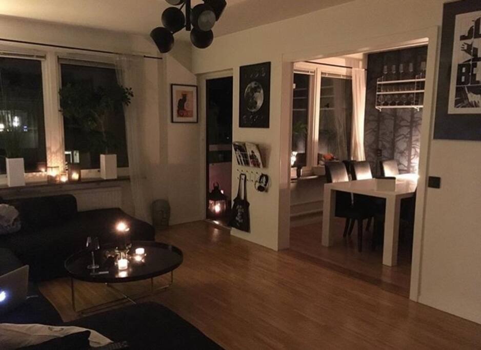 Allrum och matplats i kök.