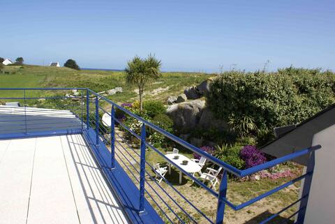 CLEDER house (sea-indoor pool 29°-JACUZZI)