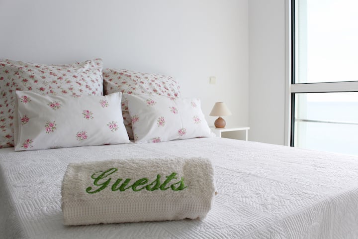 Camera n. 3: camera padronale con bagno interno, TV, divano e vista mare