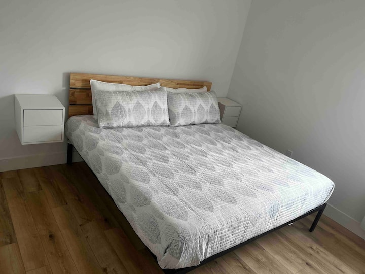 Segundo dormitorio con cama tamaño king y armarios personalizados con muchas estanterías