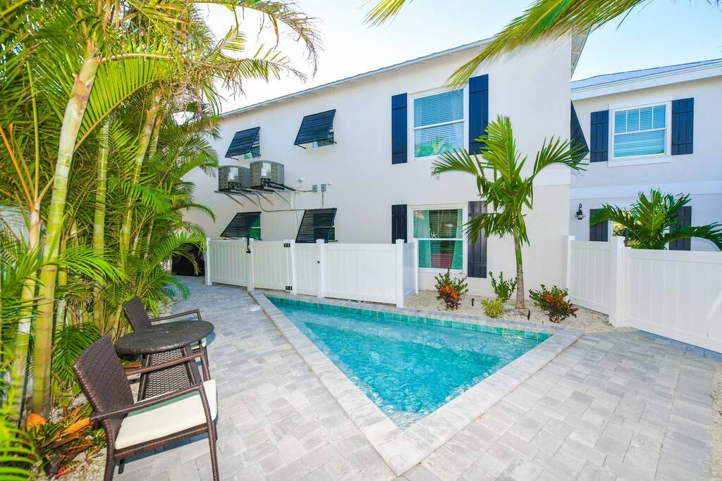 3 Bedroom 3 Bath Home w/ 12 Person Hot Tub or Heated Pool