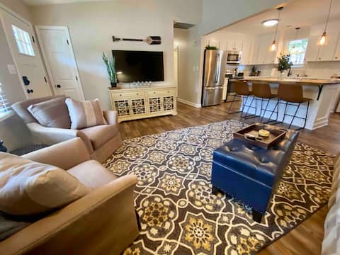 Top Airbnb: KickbackCottageLKN - Cozy 3BR, walk to marina/lake in Lake Norman Of Iredell